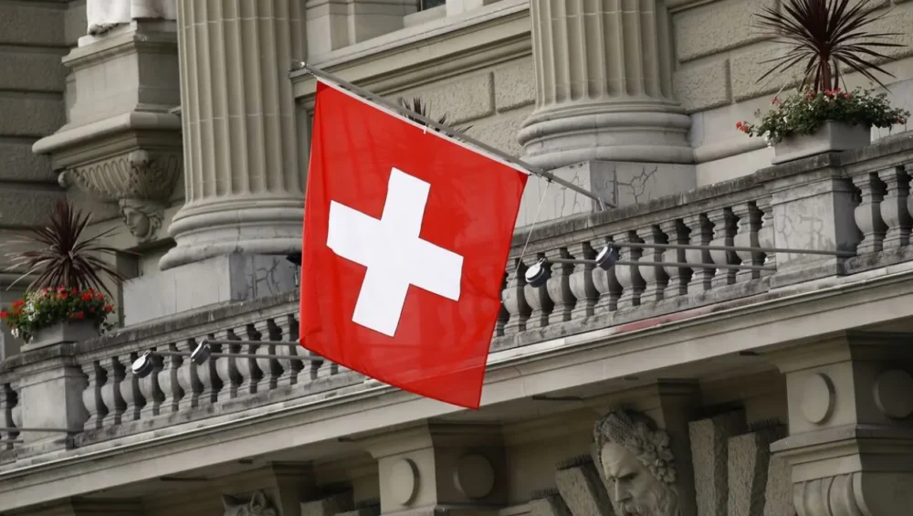Can fee-based compliance strengthen anti-money laundering oversight in Swiss finance?