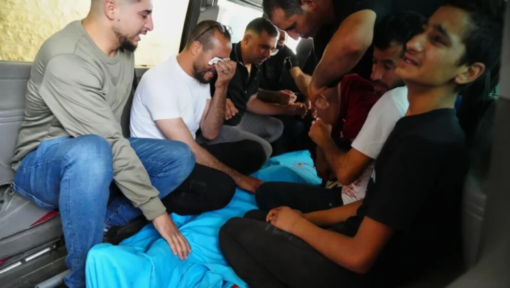 Israeli army, settlers keep killings, as it kill 2 Palestinians